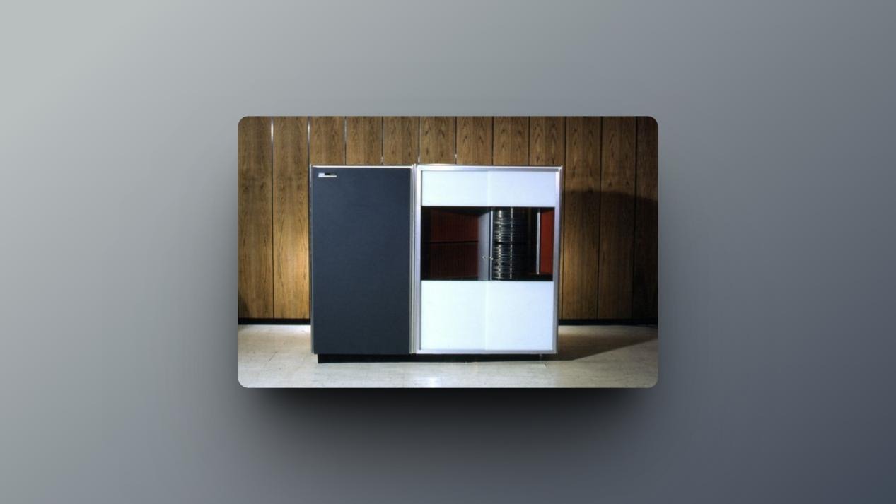1961年-第一个采用“悬浮磁头”技术的硬盘IBM 1301 Disk Storage Unit 1961年-第一个采用“悬浮磁头”技术的硬盘IBM 1301 Disk Storage Unit